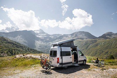 Hymer Campervan in den Bergen auf Stellplatz