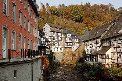 Fachwerkhauser am Fluss in Monschau 