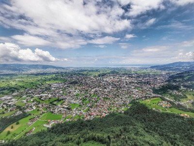 Uitzicht van Karren naar Dornbirn met de Bodensee op de achtergrond