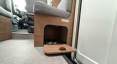 Schuhe im Stauraum unter der Laengsbank im Corigon A 70 D 