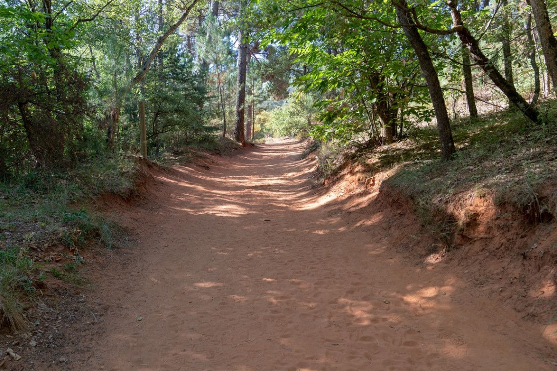 A path in the cultural landscape of Roussillon in the Luberon