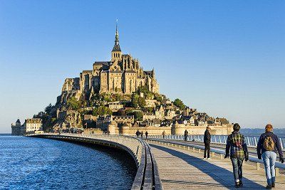 Stegbruecke bei Flut zum Mont Saint-Michel