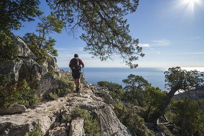 Wanderer auf ausgesetztem Pfad auf dem Supramonte di Baunei