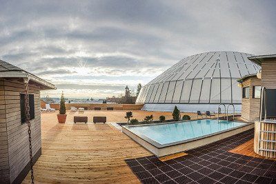 Pool und Sonnendeck im Aussenbereich der Schwaben-Therme