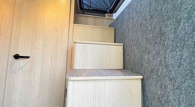 Treppenstufen ins Schlafdach des Sunlight Campervans Cliff 540 V Vanlife