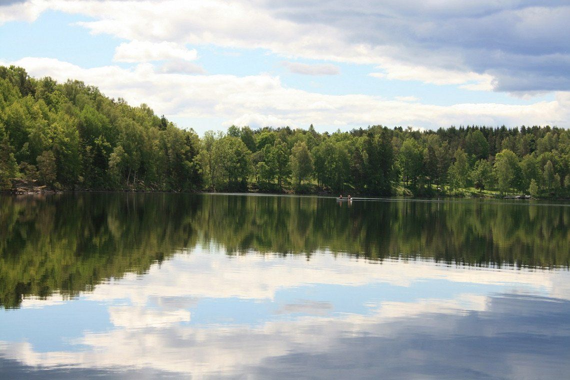 Kanovaarders op een meer in Dalsland, Zweden