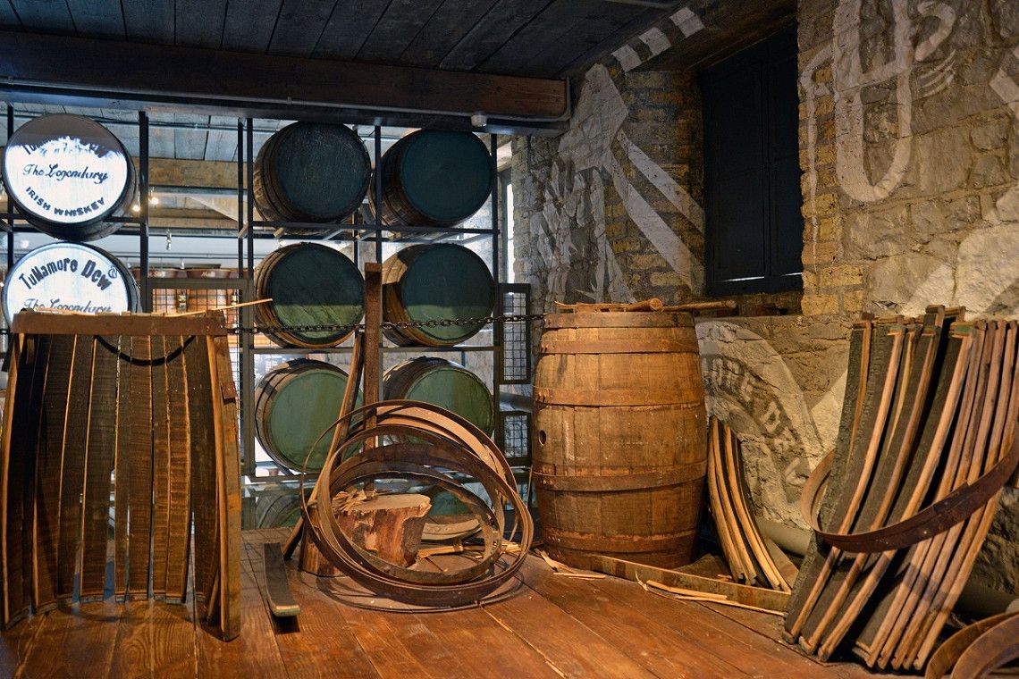 alte Whiskeyfaesser in der Ausstellung des Tullamore Heritage Center