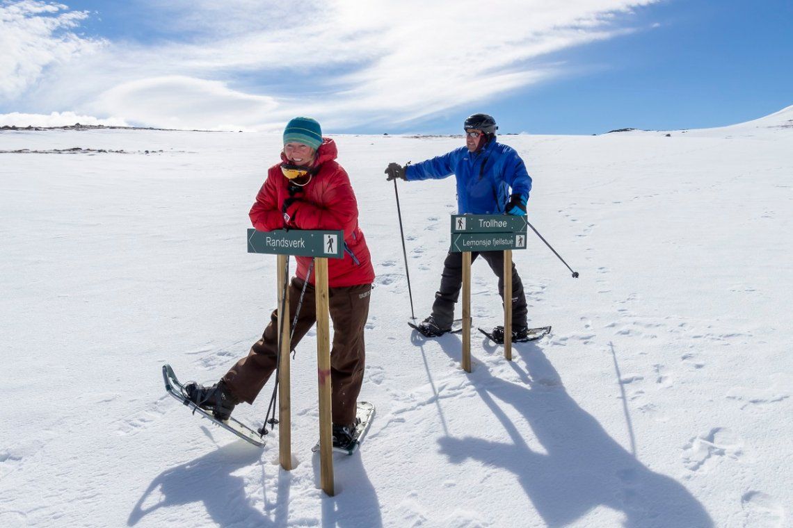 Schneeschuhwanderer und Beschilderung am Lemonsjø in Norwegen