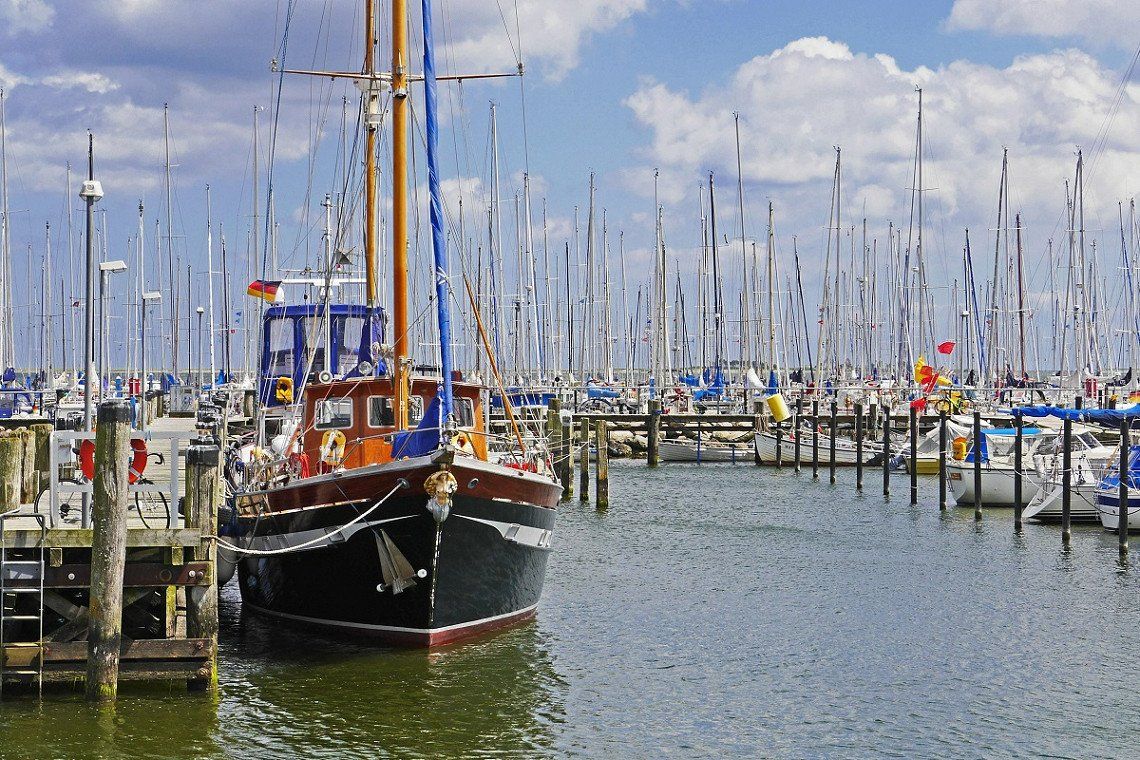 Hafen Maasholm mit Fischkuttern und Segelbooten