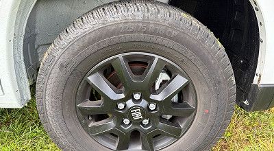 schwarze 16-Zoll-Alufelge des Sunlight Wohnmobils V 67 S Adventure