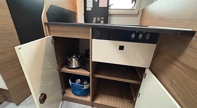 Offene Schraenke in der Kueche des Corigon Wohnmobils T 70 S