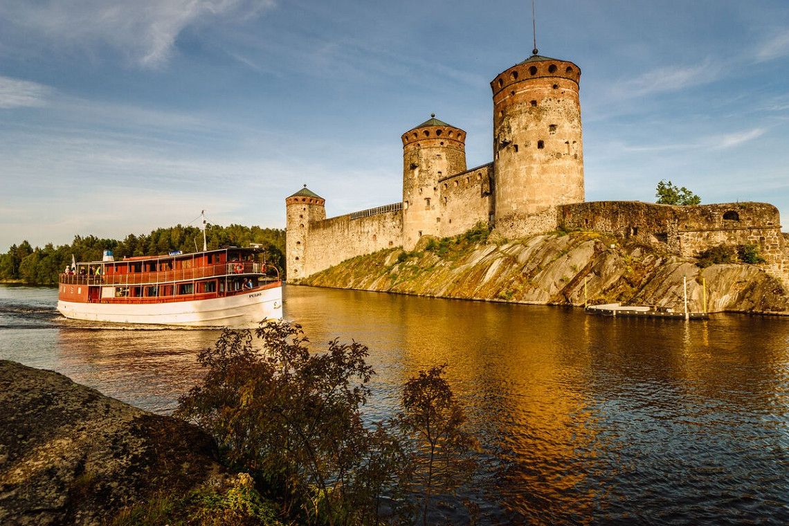 Dampfschiff vor der Burg in Savonlinna 
