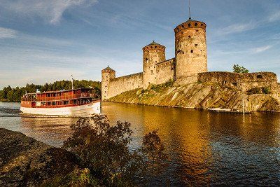 A steamboat in front of Olavinlinna castle in Savonlinna