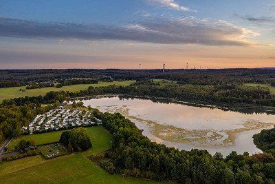 Blick von oben auf den Dreifelder Weiher im Westerwald