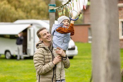 Vader en zoon spelen voor de LMC-camper