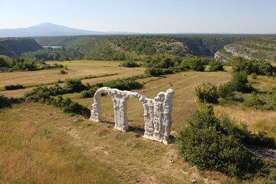 Reste der Arkaden vom Tempel in Burnum