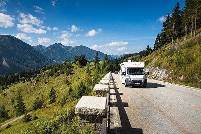 Wohnmobil auf der Deutschen Alpenstrasse im Sommer 