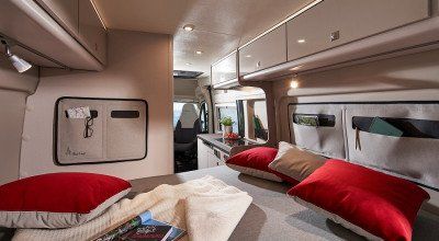 Schlafbereich im Campervan Campeo Black Forest