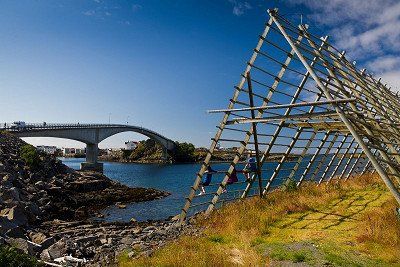 Brücke und Fischtrockengestell bei Henningsvaer