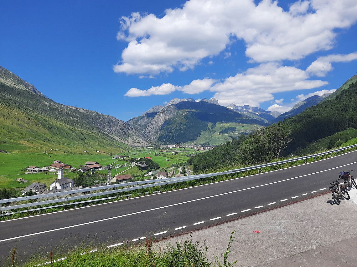 Met de stacaravan over passen van de Zwitserse Alpen