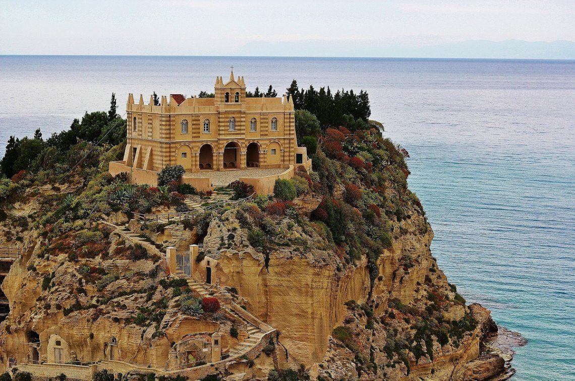 Santa Maria dell'Isola op de rots boven het strand van Tropea