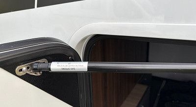 Gasdruckdaempfer an der Heckgaragenklappe des Laika Wohnmobils Ecovip H 2109