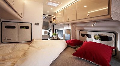 Heckbett mit Black Forest Design im Bürstner Campervan Lineo C 4x4 Black Forest