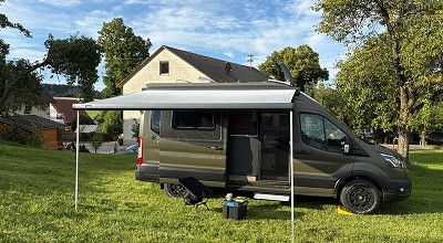Geöffnete Markise am Sunlight Campervan Cliff 4 x 4 Greentrek