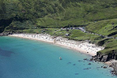 Blick von oben auf den Keem Beach auf Achill Island