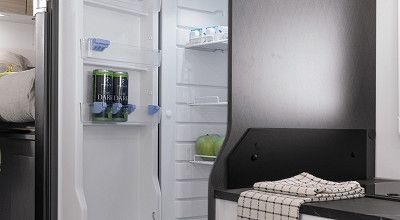 Offener Kuehlschrank im Etrusco Alkoven Wohnmobil A 6.9 SB