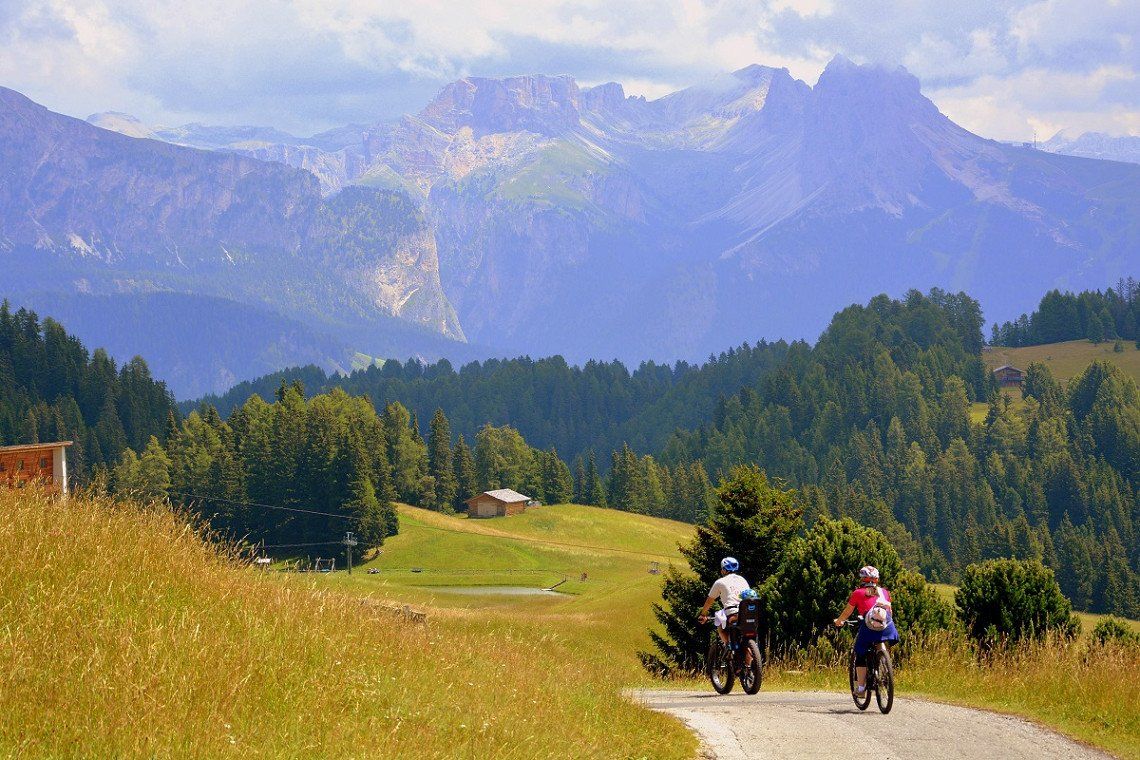 Familie met mountainbikes in de Dolomieten, Italië