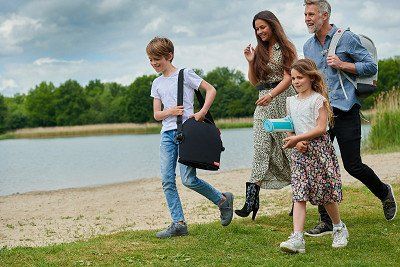 Familie mit nomadiQ Gasgrill am See