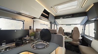 Wohnmobil Laika Kosmo H 1409 von innen mit Hubbett und Küche