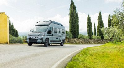 Etrusco Campervan Plus von aussen auf Strasse unterwegs