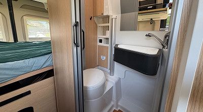 Bad mit drehbarem WC im Sunlight Campervan Cliff X 600