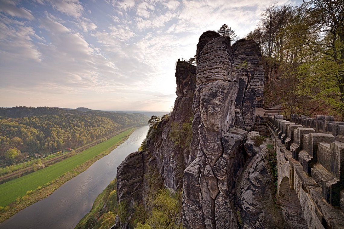 Blick aus dem Elbsandsteingebirge auf das Elbetalk a
