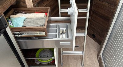 Schubladen in der Kuechenzeile des Laika Wohnmobils Ecovip H 2109
