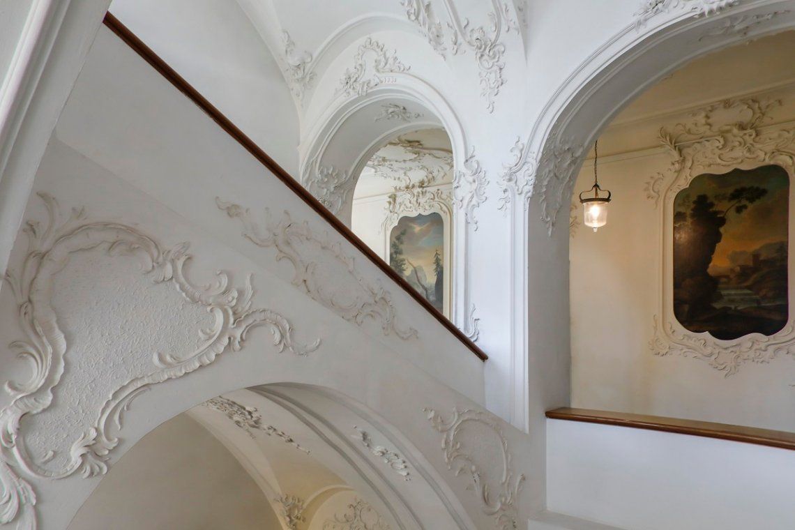 Reichlich verziertes Treppenhaus im Neuen Schloss in Tettnang