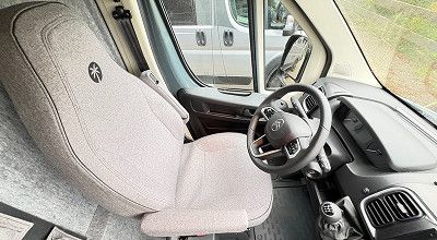 Fahrerhaus mit Schaltgetriebe im Sunlight Campervan Cliff 540 V Vanlife