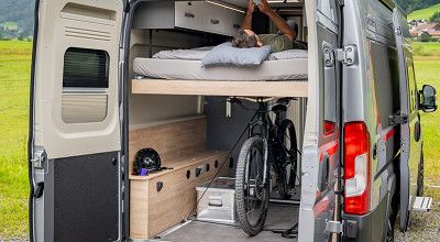 Mountainbike unter dem Hubbett im Dethleffs Campervan Globetrail 640 HR