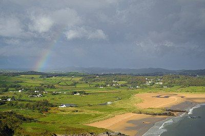 Strand Ballymastocker Bay mit Regenbogen im Hintergrund