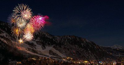 Feuerwerk im Winter vor Bergpanorama