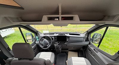 ablagefaecher ueber dem Fahrerhaus des Sunlight Campervans Cliff 4x4 Greentrek