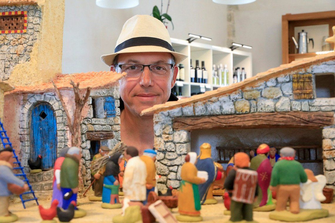 Vooraan Provençaalse kerststalfiguren, op de achtergrond de kunstenaar Denis Voeux