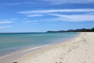 Eenzaam zandstrand aan Costa Rei, Sardinië