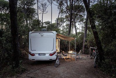 Hymer camper op een camping in Italië