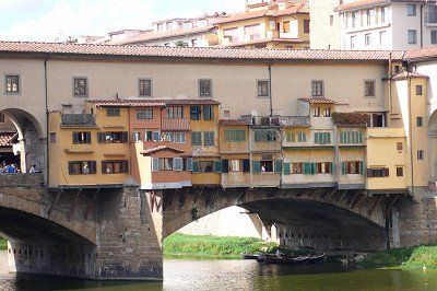 Ponte Vecchio in Florenz vom Fluss aus gesehen