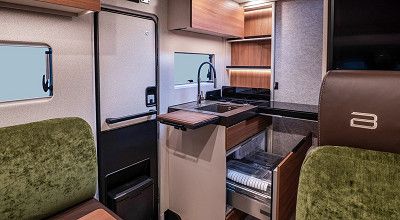 Kuechenblock mit Kuehlschublade und elektrischem Regal im Buerstner Wohnmobil Signature