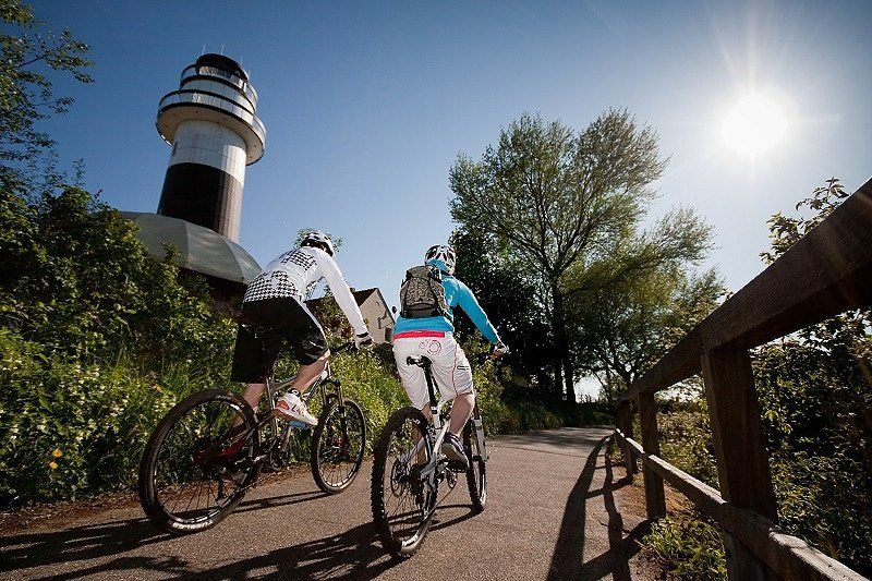 2 Mountainbiker vor dem Leuchtturm von Bülk