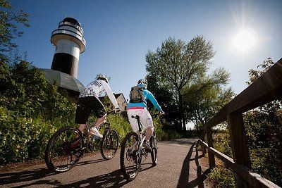 2 Mountainbiker vor dem Leuchtturm von Bülk